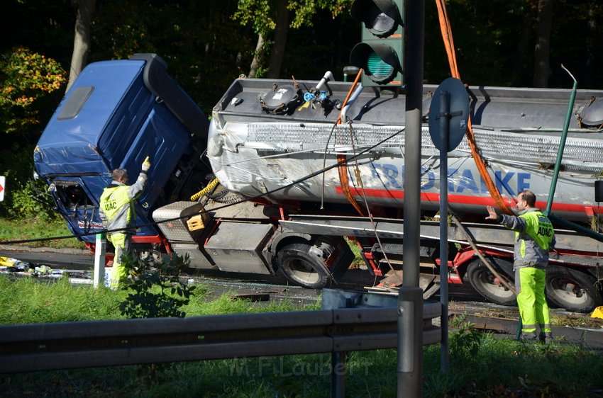 VU Tanklastzug umgestuerzt Huerth Industriestr P417.JPG